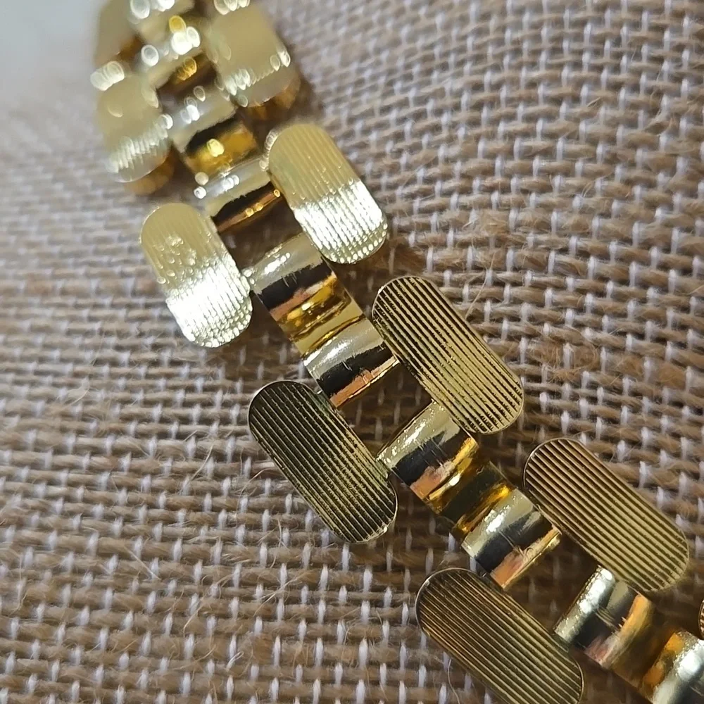 Vintage Unsigned Gold-tone Metallic Choker - Picture 8 of 10